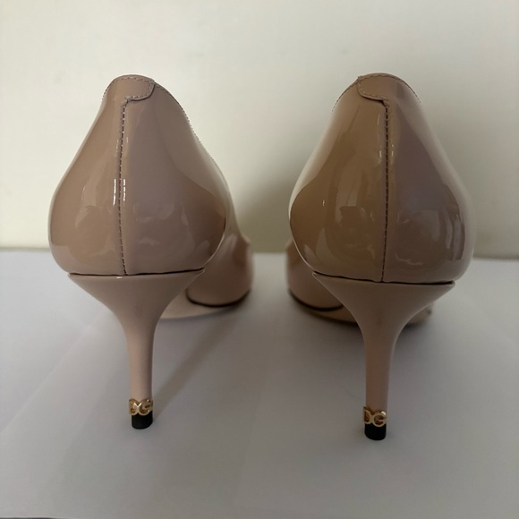 Dolce & Gabbana NWT US7 / IT38 Beige Patent leather Pointed-Toe Mid Heel Pumps. - Picture 5 of 11